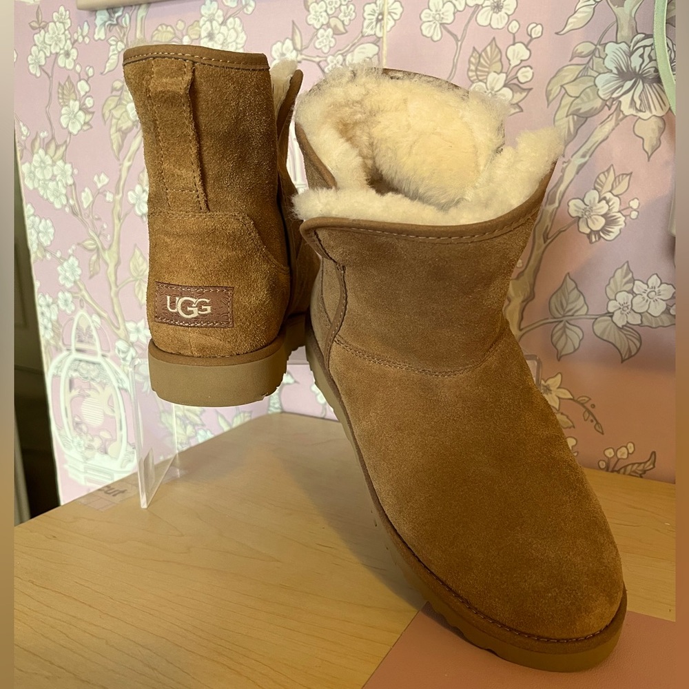 NWOT UGG Women's Tan Suede Boots/ bootie